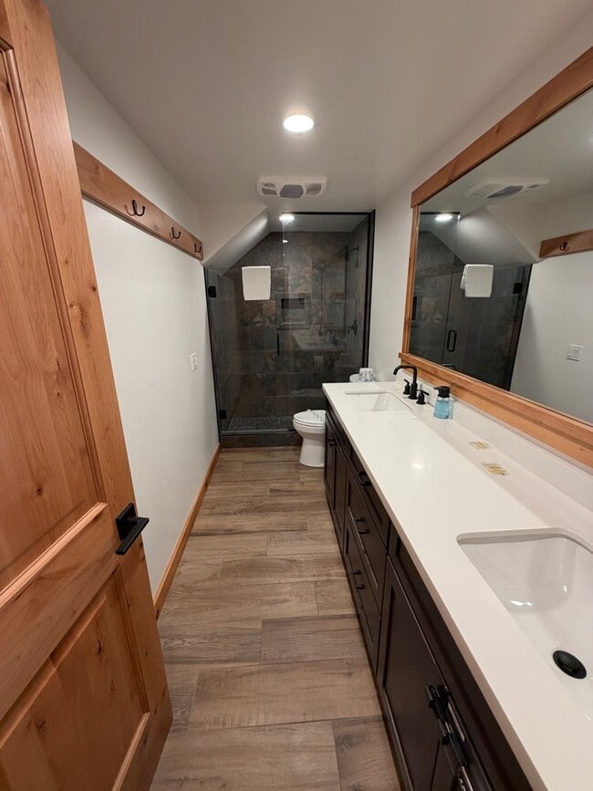 Building Photo - Fully Furnished 2 Bedroom + Loft, 2 Bath Mountain Retreat | Remodeled Sunny Slopes Home | 4-12 Mo...