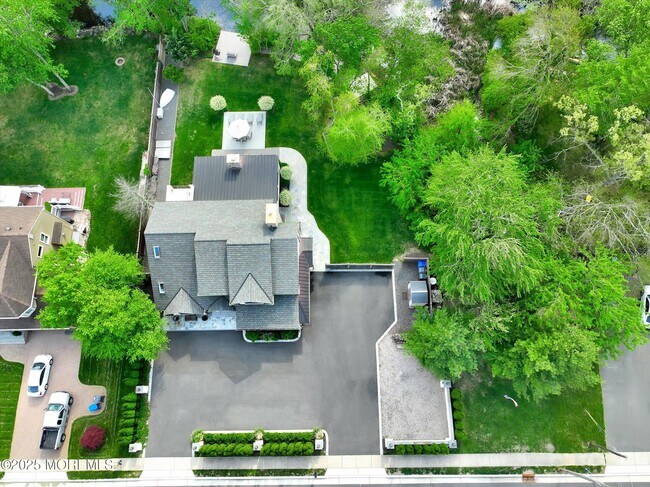Building Photo - 620 Brookside Dr