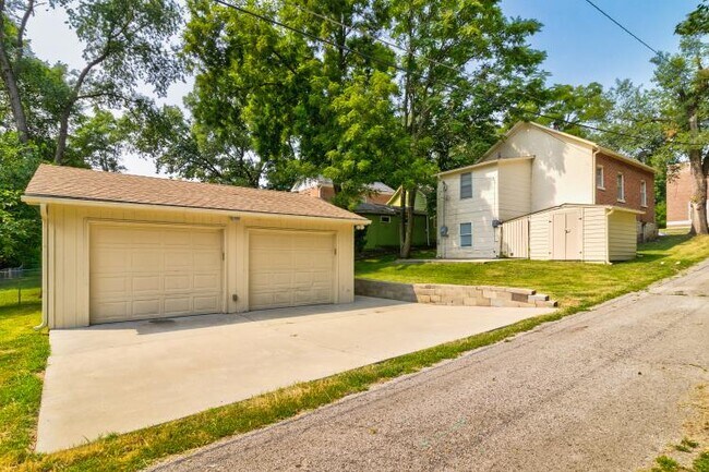 Building Photo - 1119 3rd Ave