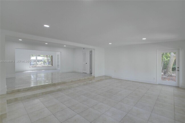 Building Photo - 616 SW 11th Ct
