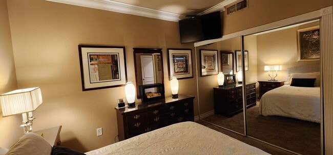 Building Photo - Fully furnished-full Sphere view