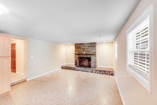 Building Photo - 2417 Laburnum Ave