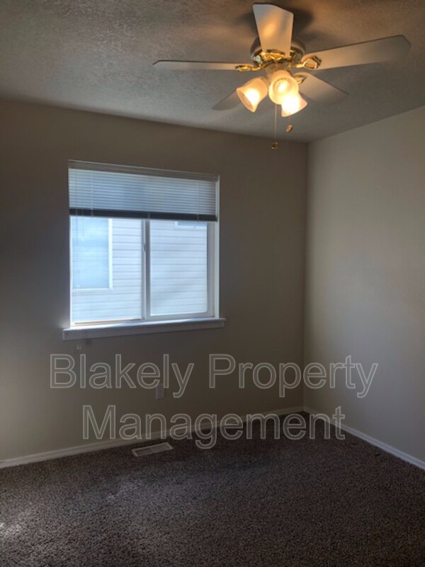 Building Photo - 533 N Grove Way