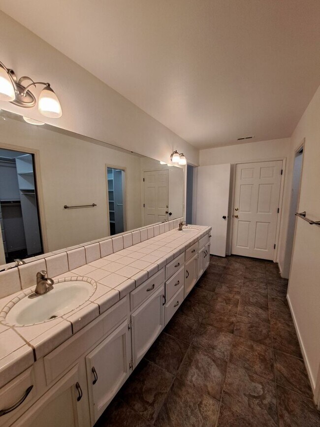 Building Photo - MOVE IN SPECIAL: Half OFF the 1st Month's ...