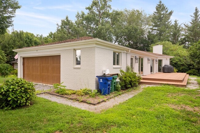 Building Photo - 5 Bed/4.5 Bath Undergrads OK Close to VT