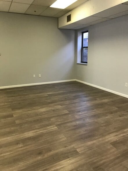 Building Photo - 464 Pratt St Ext