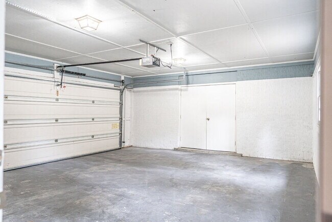 Building Photo - 120 Fox Hunt Ln