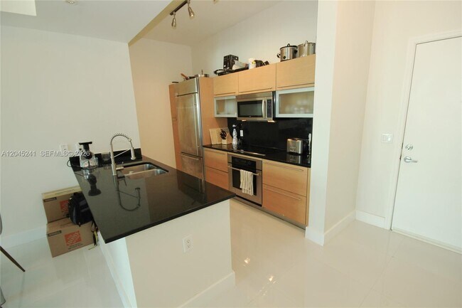 Building Photo - 950 Brickell Bay Dr