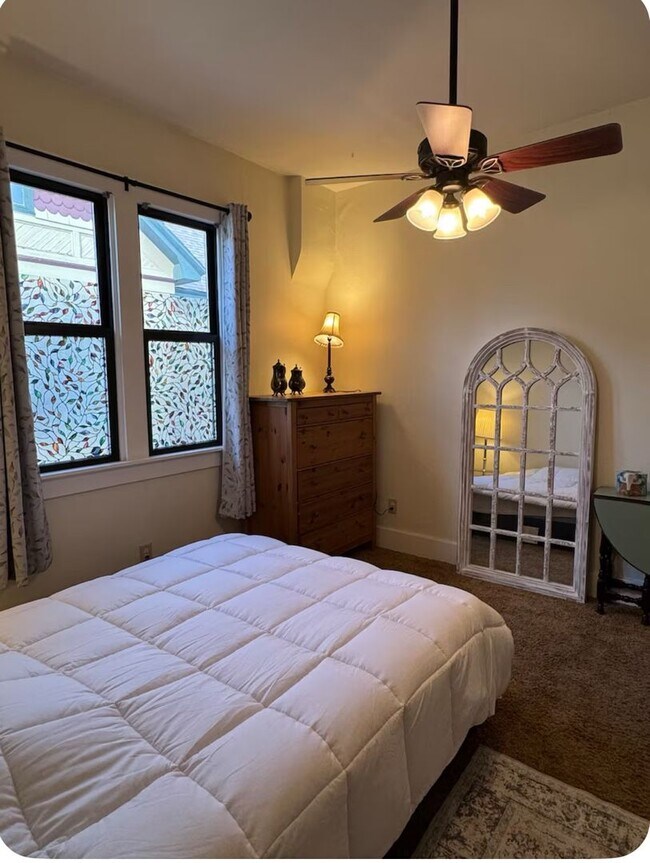 Building Photo - Historic Home 2 Bedroom +office 2 Baths, and Off street Parking