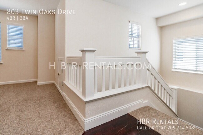 Building Photo - 803 Twin Oaks Dr