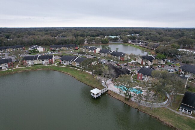 Building Photo - 1 Bedroom - 1 Bath - 2nd Floor - Community...