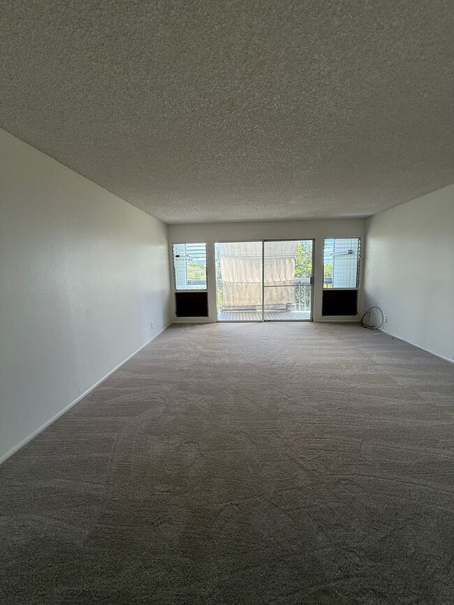 Building Photo - Hillside Terrace 2 bedroom 1.5 bath with t...