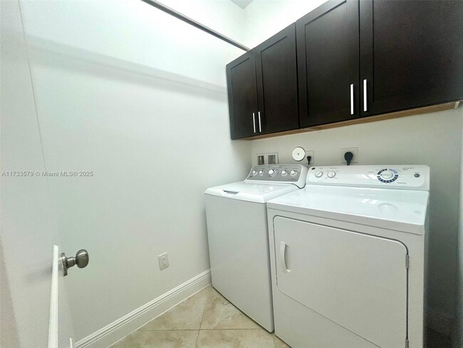 Building Photo - 8280 Cascada Isles Dr