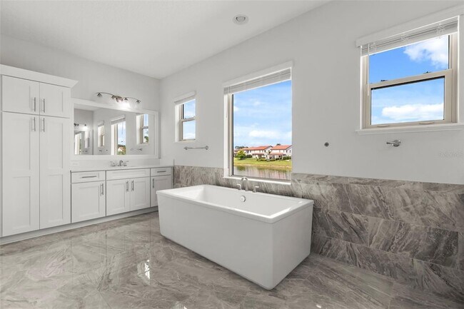 Building Photo - 10511 Royal Cypress Way