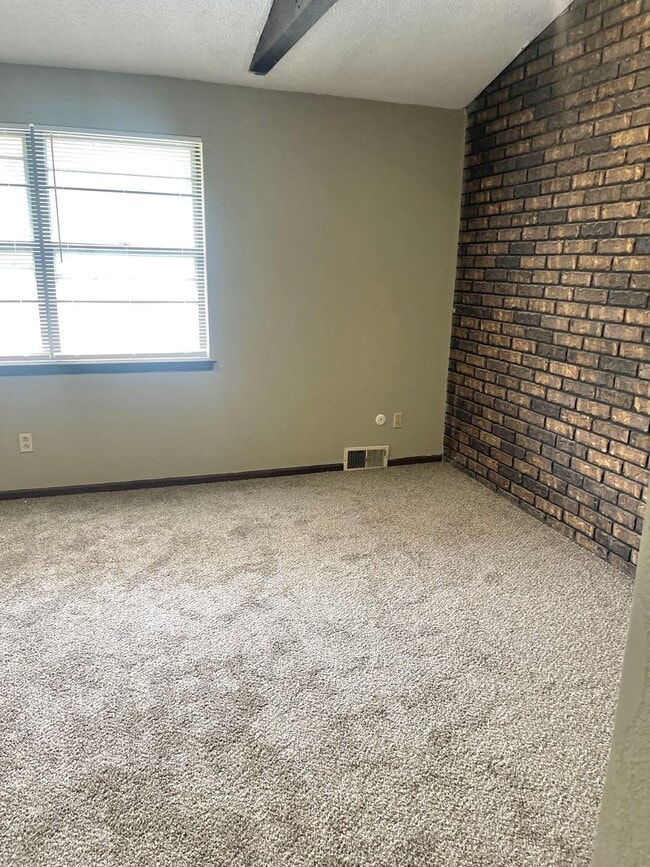 Building Photo - Spacious All Electric Townhome Near Downtown Independence