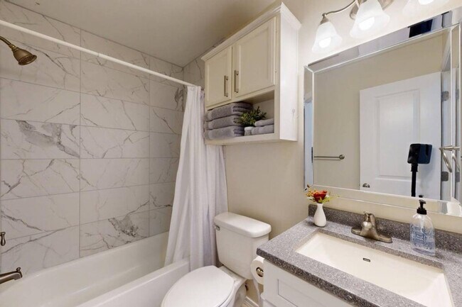 Building Photo - 810 Camellia Ct