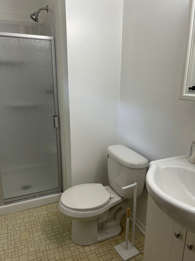 Building Photo - 3 Bedroom, 2 bath in the quiet Woodcliff Acres community