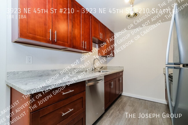 Building Photo - 3923 NE 45th St