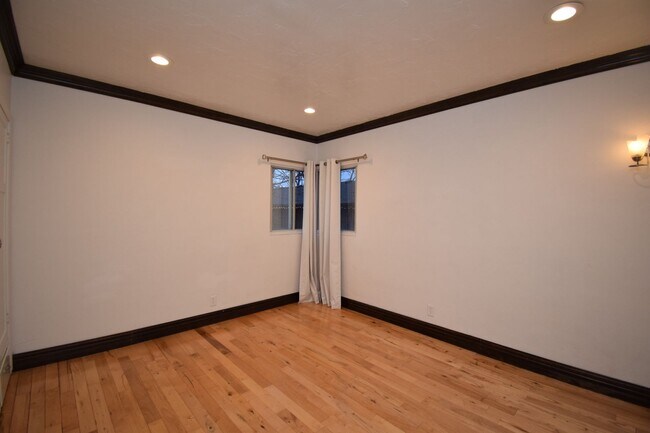 Building Photo - Bright & Updated 3 Bed Near Sugarhouse!!