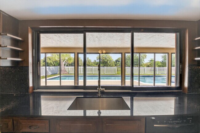 Building Photo - 10157 La Reina Rd