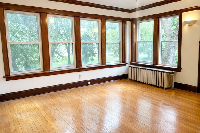 Building Photo - 2302 W Sunnyside Ave