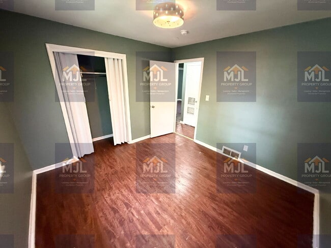 Building Photo - Spacious 3 Bedroom / 1 Bath Apartment in Sugar Creek *Ready Now*