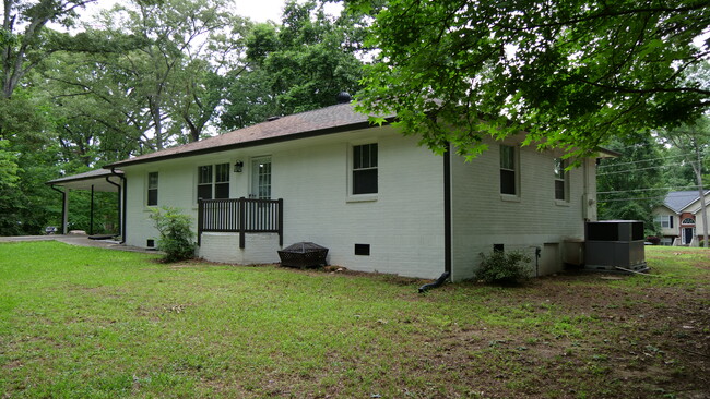 Building Photo - 6551 Roberta St