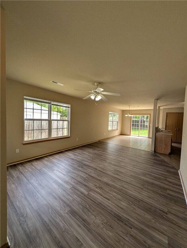 Building Photo - 605 Cedarbrook Ct