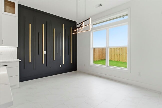 Building Photo - 421 Hedge Dr
