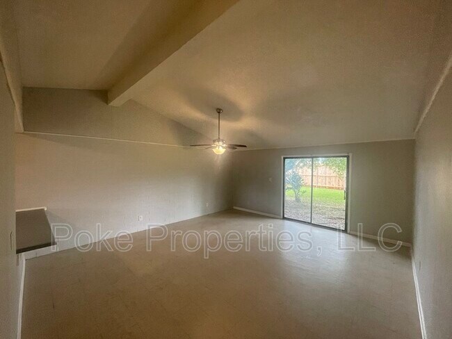 Building Photo - 871 Von Blond