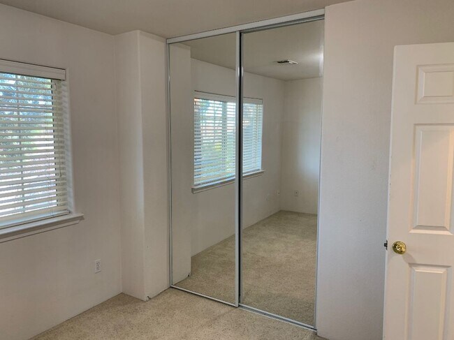 Building Photo - 640 Shadow Way
