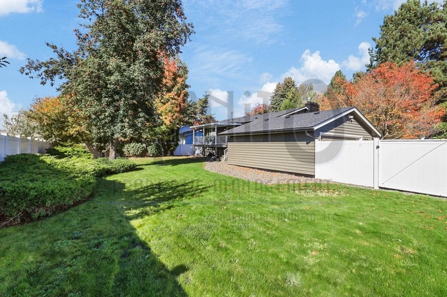 Building Photo - Spacious South Hill Home