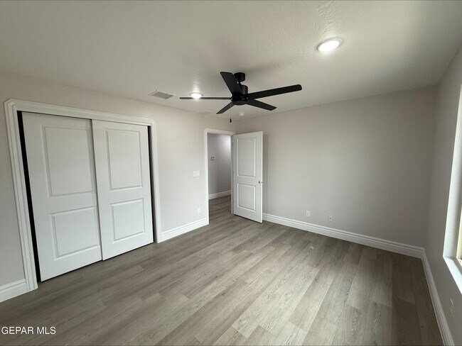 Building Photo - 2633 Dunoon Dr