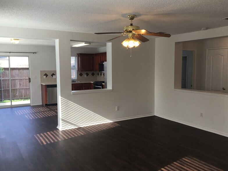 Building Photo - 902 Pryor Dr