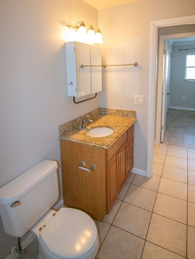 Building Photo - Fantastic 2 bedroom home all tile floors a...