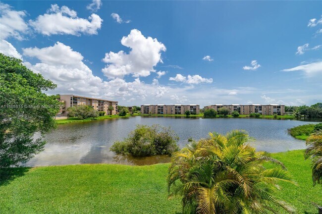 Building Photo - 8875b Fontainebleau Blvd