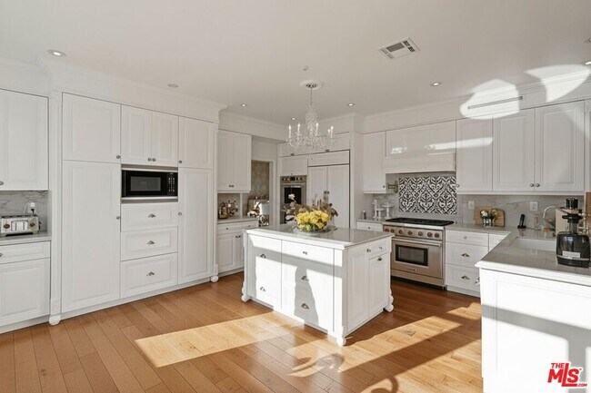 Building Photo - 3900 Hilton Head Way