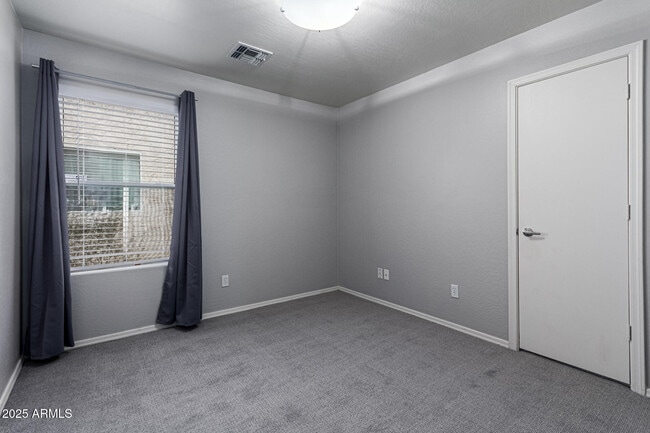 Building Photo - 4104 E La Salle St