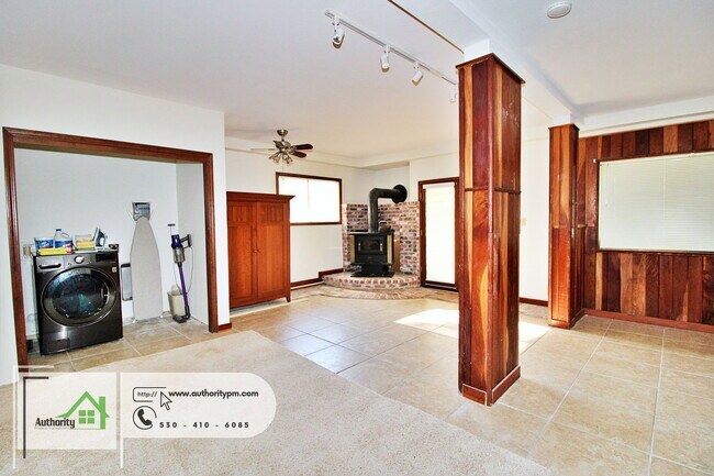 Building Photo - 3350 Mountain Oak Dr