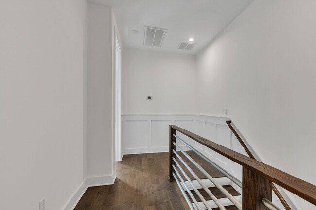 Building Photo - 706 James Ave