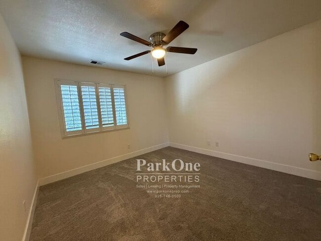 Building Photo - Two Bedroom Town House Walking Distance to Downtown Lafayette
