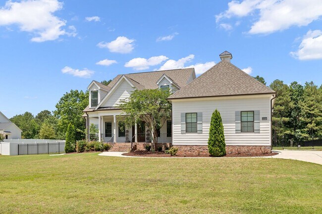 Building Photo - **Luxury 4/4 with Fenced in Yard**