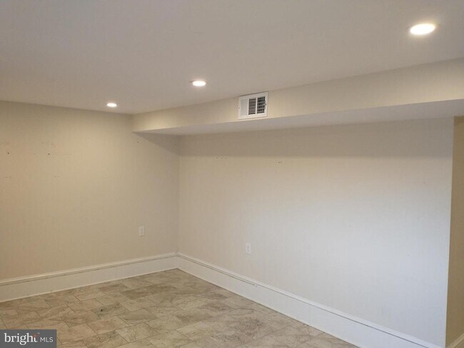 Building Photo - 512 Dartmouth Dr