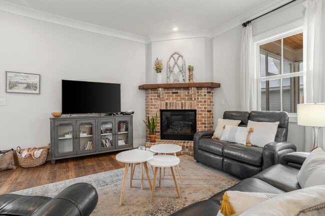 Building Photo - 164 Markham Dr