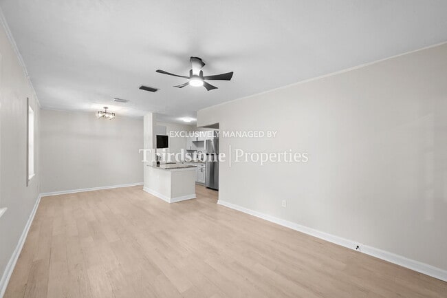 Building Photo - 931 Huron St