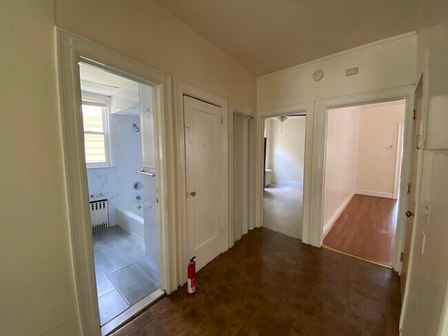 Building Photo - 172 W 49th St