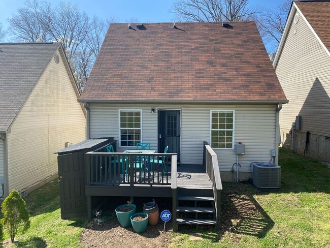 Building Photo - Now Available - 2 Bed 2 Bath House in Brit...