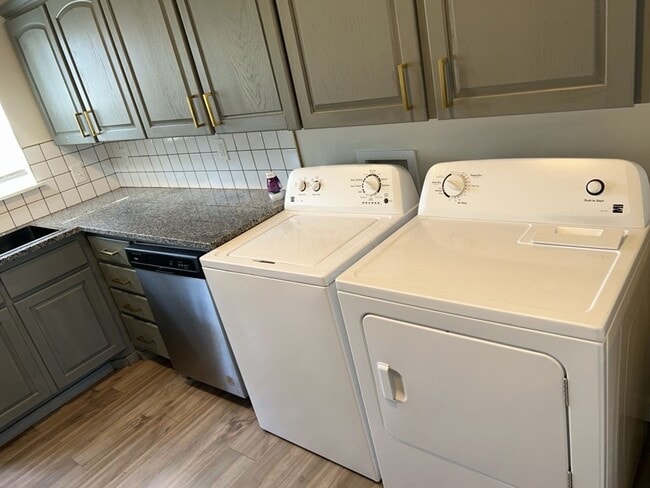 Building Photo - 1702 Alamo Ave