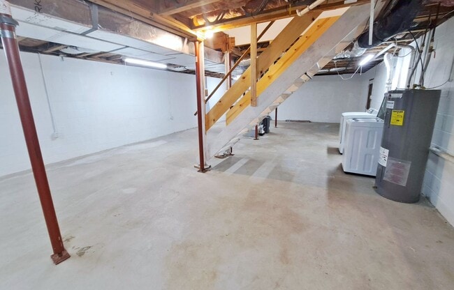 Building Photo - 3 Bed / 1-1/5 Bath Single Family Home w/Attached 2-Car Garage
