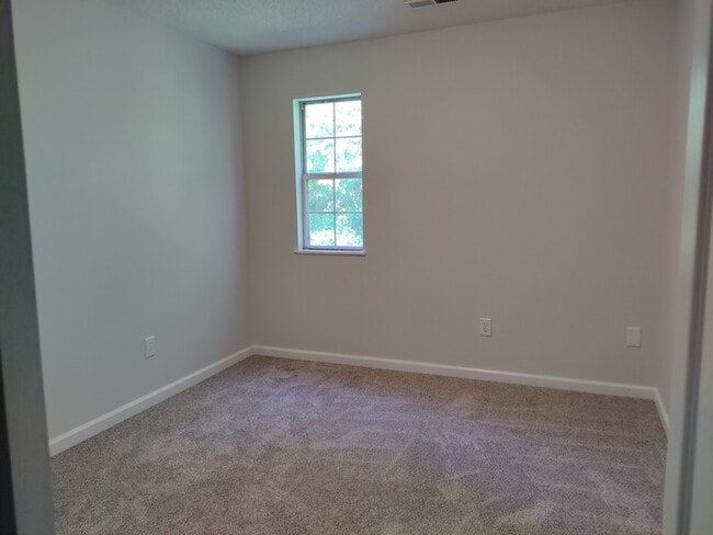 Building Photo - 779 Treasure Dr SW